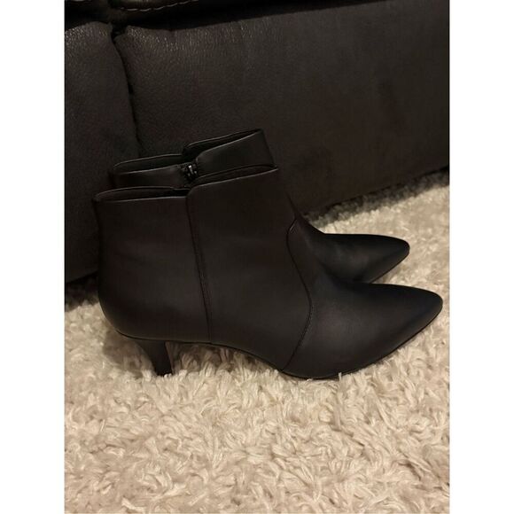 Clarks Linvale Judith Kitten Heel boots black leather WIDE - Picture 2 of 10